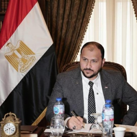 بفكر استراتيجي رصين، يحلل الدكتور يحيى علاوي في مقاله الافتتاحي لهذا الأسبوع المشهد المعقد الذي يحيط بالدولة المصرية، معتبرًا أن معركة الوعي هي السد المنيع الذي يحول دون تكرار سيناريوهات التفتت التي عصفت بدول كانت يومًا ذات ثقل إقليمي.