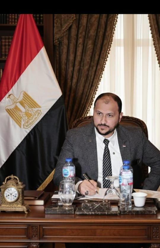 بفكر استراتيجي رصين، يحلل الدكتور يحيى علاوي في مقاله الافتتاحي لهذا الأسبوع المشهد المعقد الذي يحيط بالدولة المصرية، معتبرًا أن معركة الوعي هي السد المنيع الذي يحول دون تكرار سيناريوهات التفتت التي عصفت بدول كانت يومًا ذات ثقل إقليمي.