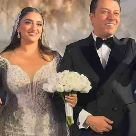 مصطفى كامل يرزق بأول حفيدة له من إبنته فرح 