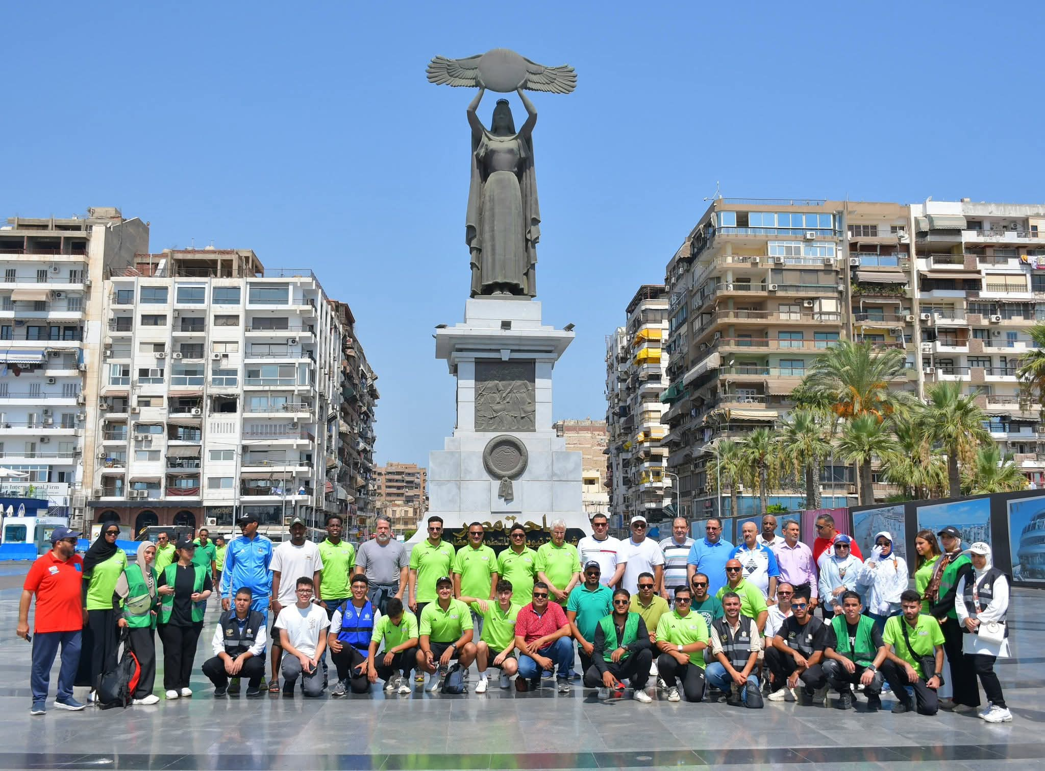 الوفود العربية المشاركة في الدورة الرياضية الأولى تجوب شوارع بورسعيد وتلتقط الصور التذكارية