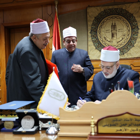 وكيل الأزهر يعتمد نتائج الشهادات الابتدائية والإعدادية وأبنائنا في الخارج والمعاهد الخارجية والبرنامج التأهيلي