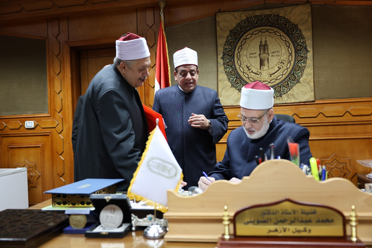 وكيل الأزهر يعتمد نتائج الشهادات الابتدائية والإعدادية وأبنائنا في الخارج والمعاهد الخارجية والبرنامج التأهيلي