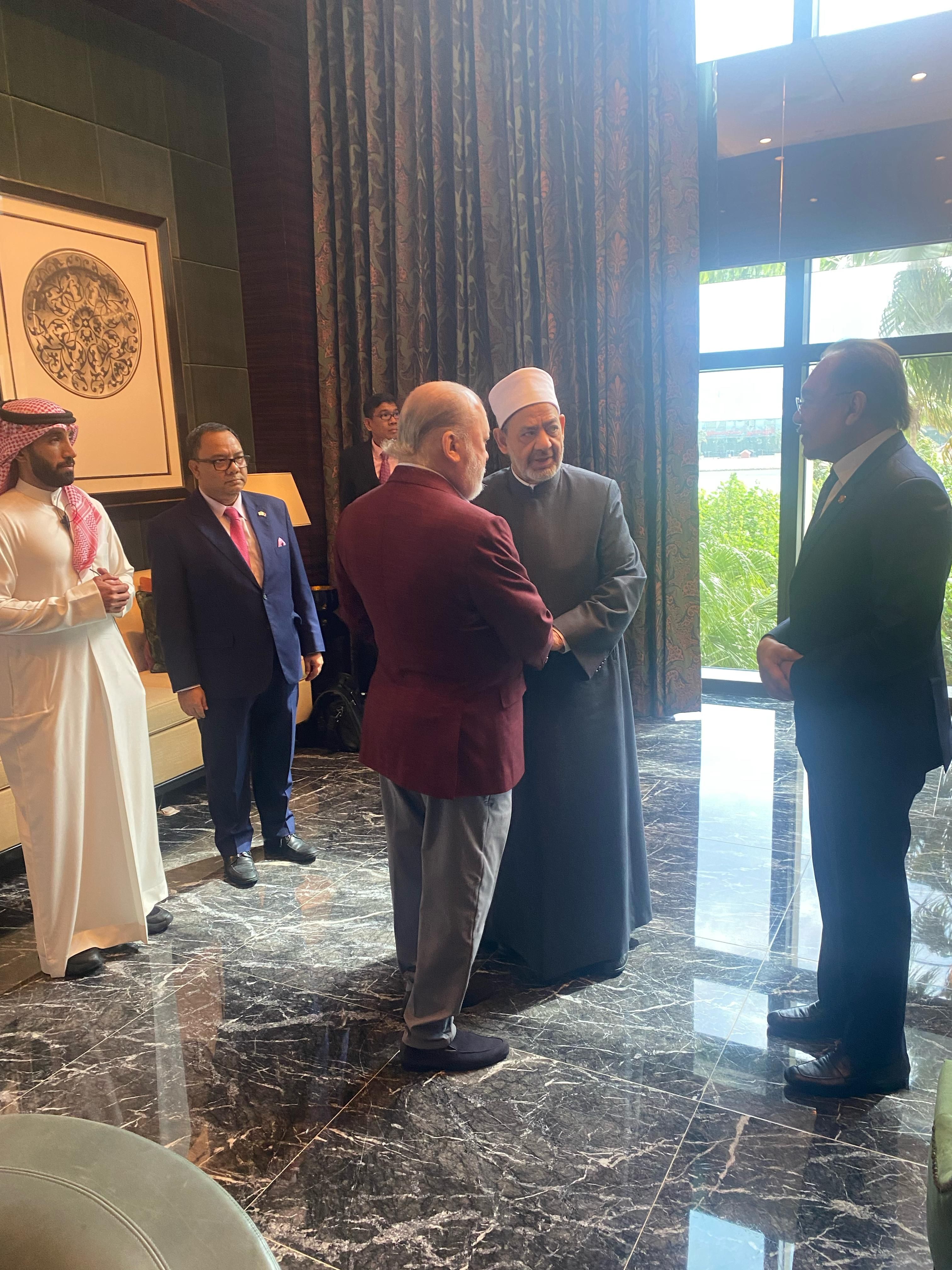 ملك ماليزيا يقطع لقاء الإمام الأكبر ورئيس وزراء ماليزيا لتوديع شيخ الأزهر قبيل عودته لماليزيا
