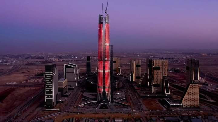 برج الأيقوني يلامس السماء: مصر تدشّن أعلى ناطحة سحاب في إفريقيا
