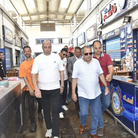 محافظ بورسعيد يتفقد "سوق السمك" بحي العرب ويوجه بتكثيف أعمال النظافة