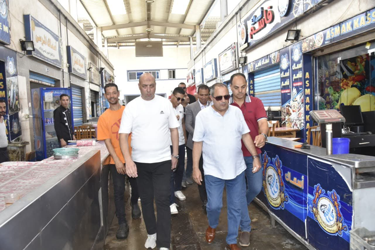 محافظ بورسعيد يتفقد "سوق السمك" بحي العرب ويوجه بتكثيف أعمال النظافة