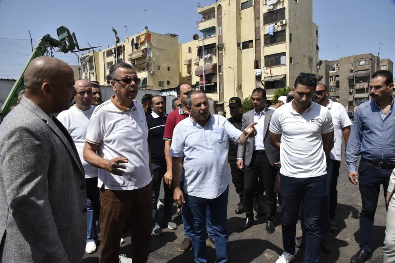 محافظ بورسعيد يتفقد منطقة القنال الداخلي ويوجه برفع كفاءة الصرف ورصف الشوارع