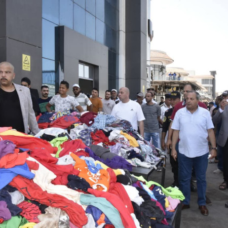 ضمن جولاته الميدانية… محافظ بورسعيد يتفقد سوق الملابس المستعملة ويشدد على الانضباط وإزالة الإشغالات