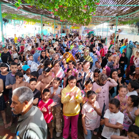 الجمعية الخيرية ببني مجدول تصنع يوماً لا يُنسى لـ١٠٠٠ فرد من الأيتام والفقراء برعاية أكوا بارك استار ووتر 