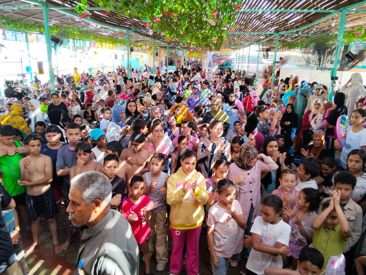 الجمعية الخيرية ببني مجدول تصنع يوماً لا يُنسى لـ١٠٠٠ فرد من الأيتام والفقراء برعاية أكوا بارك استار ووتر 