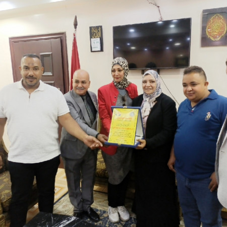 الاتحاد الوطني يكرم مجموعة من موظفى حى باب الشعريه