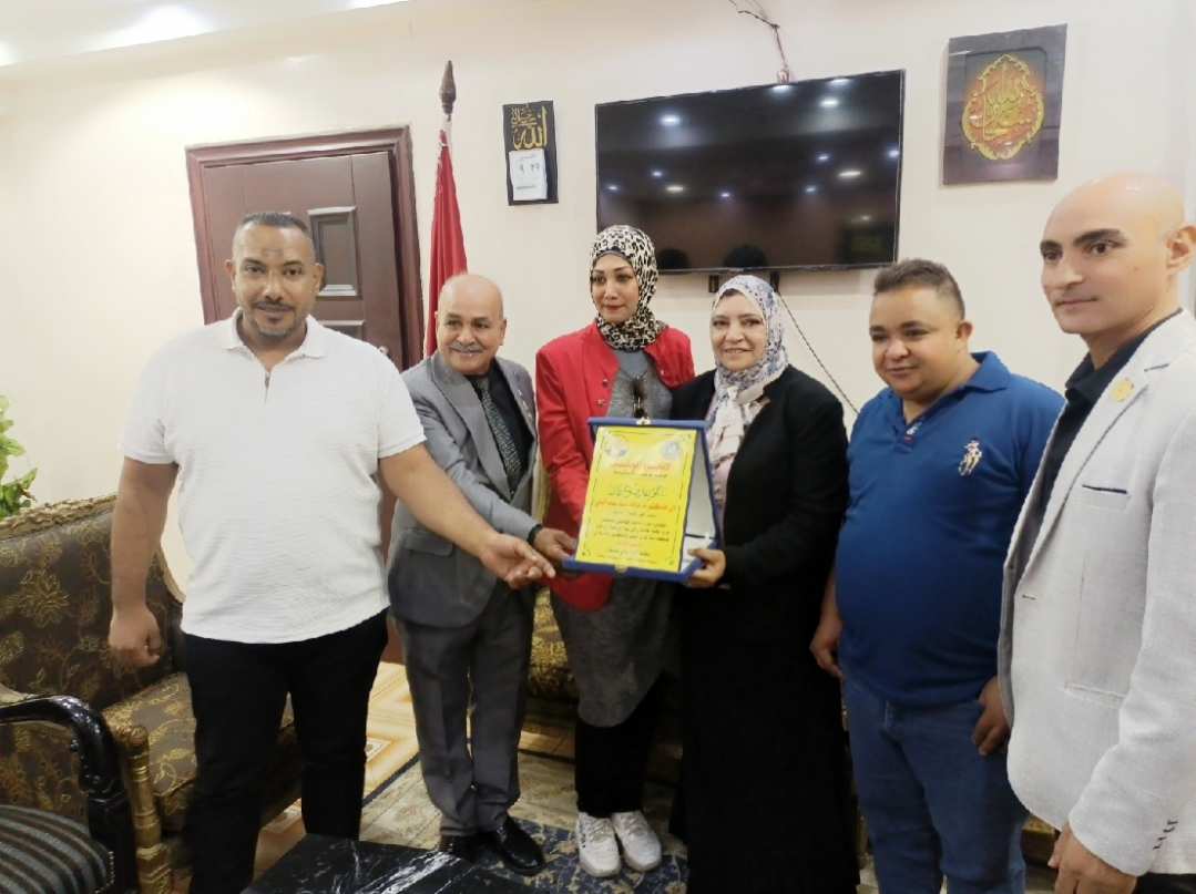 الاتحاد الوطني يكرم مجموعة من موظفى حى باب الشعريه